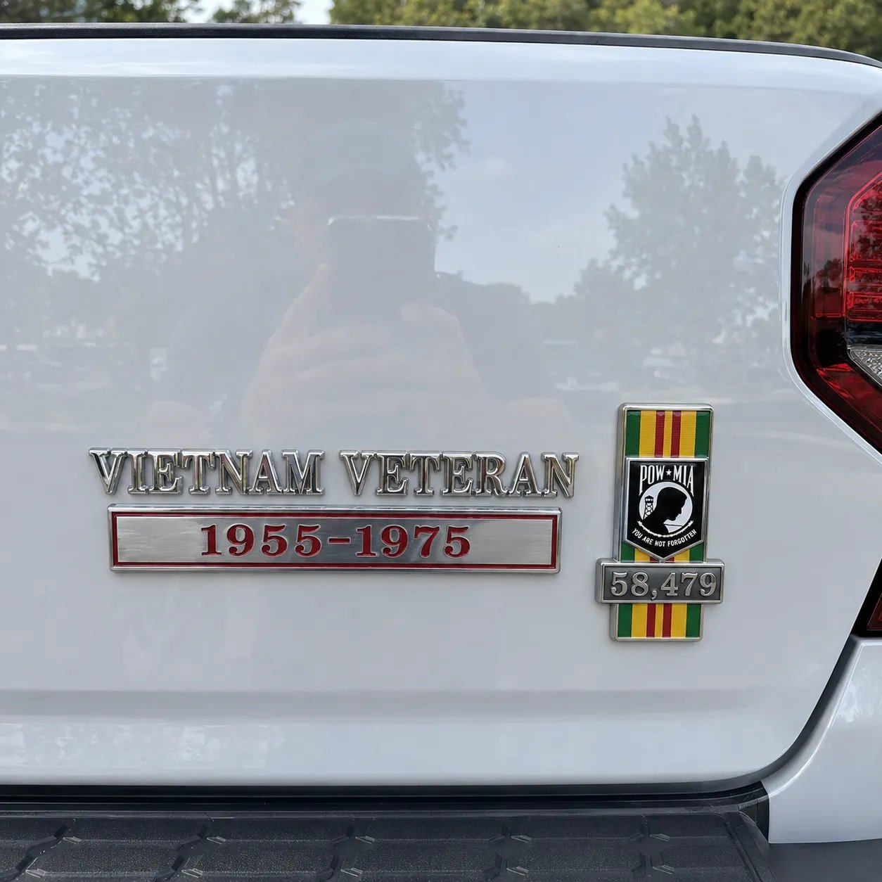 Vietnam Veteran 1955–1975 Memorial Car Emblem Metal Badge